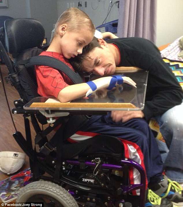 Ngày cậu bé 8 tuổi cùng em trai bị mẹ bắn vào đầu, không ai dám nghĩ ngày này sẽ đến